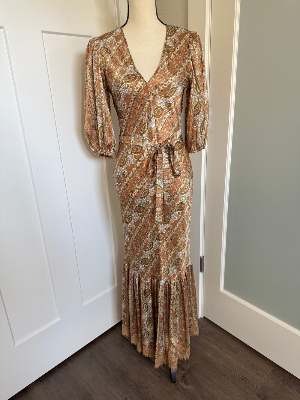 Gold Hawk 100% Silk Floral V Neck Belted Maxi Dress Eyelash Lace Trim Womens S